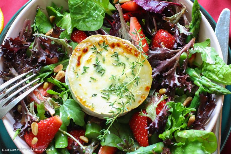 Spargel-Erdbeer-Salat mit gratiniertem Ziegenkäse