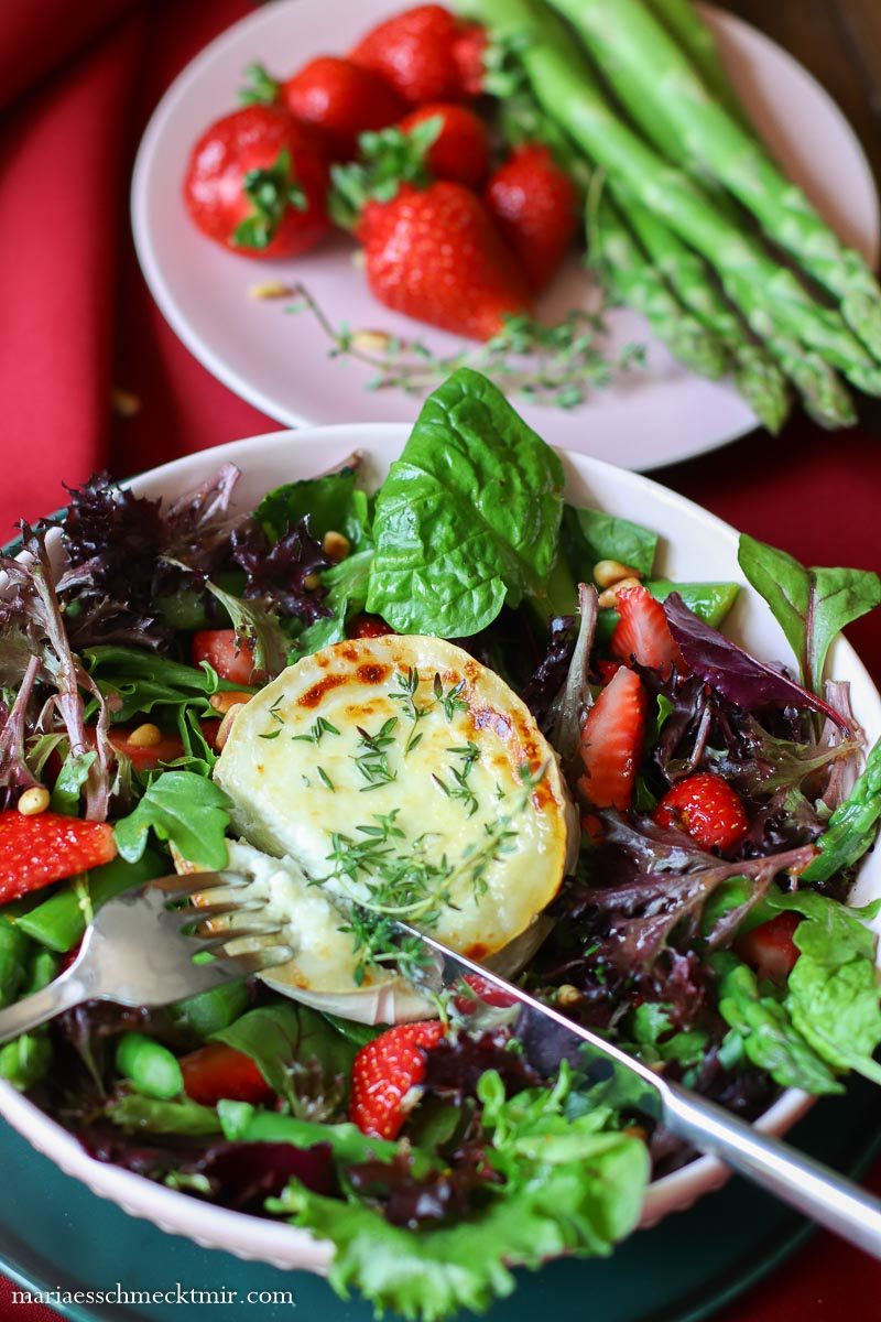 Spargel-Erdbeer-Salat mit gratiniertem Ziegenkäse