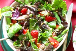 Spargel-Erdbeer-Salat mit gratiniertem Ziegenkäse