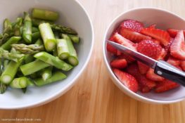 Grüner Spargel und Erdbeeren für den Spargel-Erdbeer-Salat mit gratiniertem Ziegenkäse