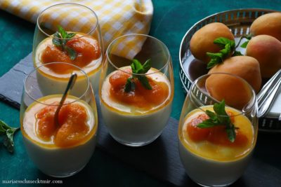 Panna Cotta mit marinierten Aprikosen