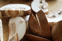 Champignons geschnitten für die Rahmschwammerl