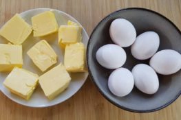Butter und Eier auf einem Teller für den Marmorkuchen