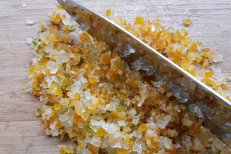 Zitronat und Orangeat werden mit dem Messer geschnitten für den Dresdner Stollen