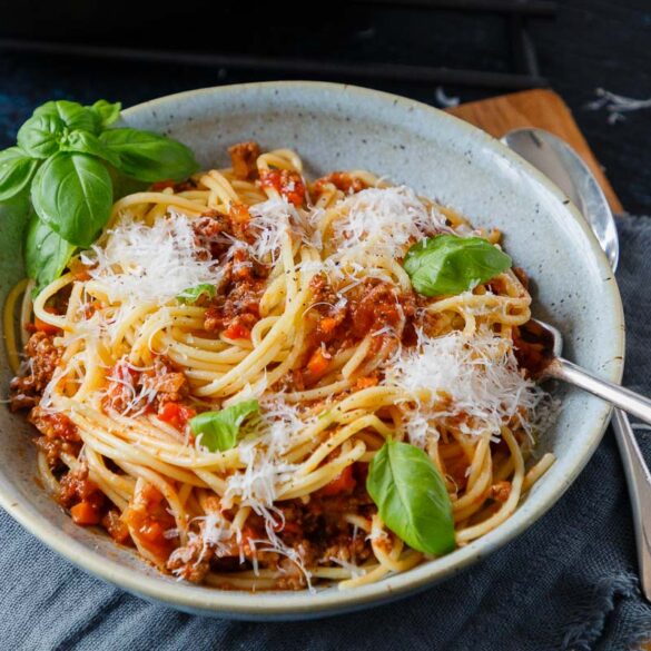 Spaghetti mit Hackbällchen in fruchtiger Tomatensoße