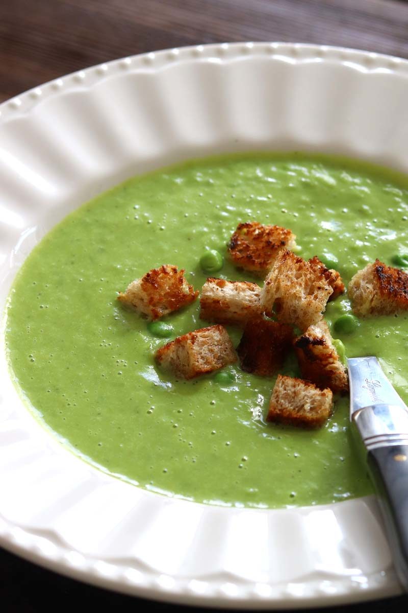 Croûtons in Erbsensuppe