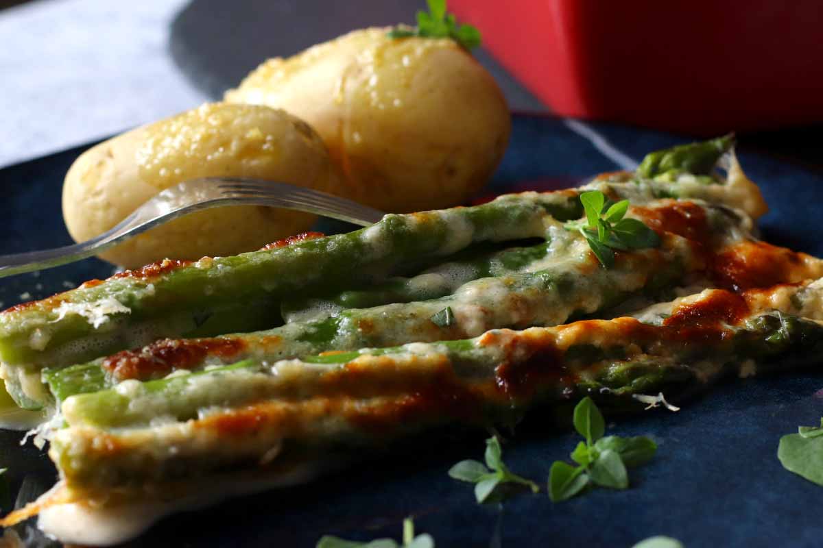 Grüner Spargel mit Parmesan-Kruste