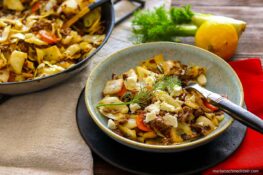 Krautpfanne mit Hackfleisch auf dem Teller