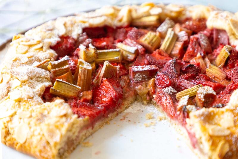 Erdbeer Rhabarber Galette angeschnitten