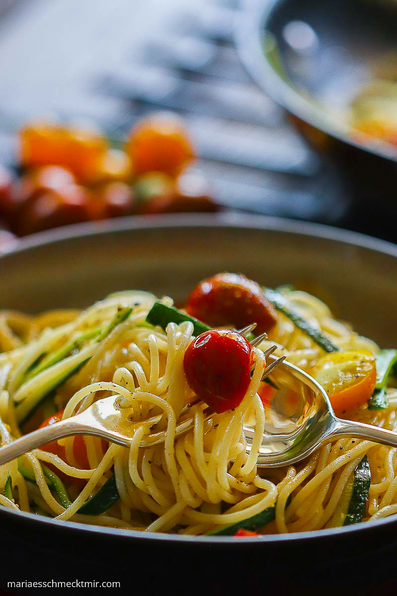 Knoblauch Spaghetti mit Zucchini