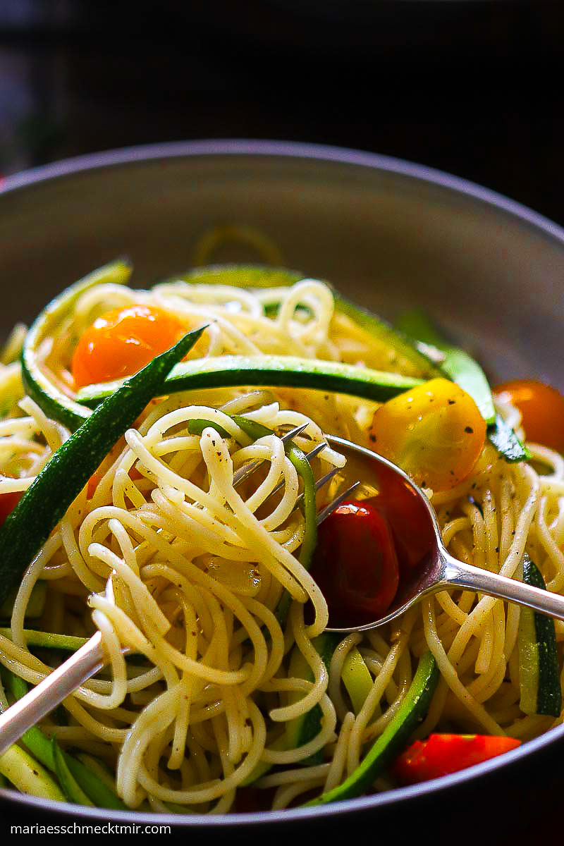 Knoblauch Spaghetti mit Zucchini