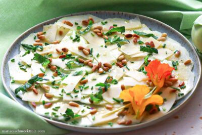 Kohlrabi-Carpaccio mit Blume auf dem Teller