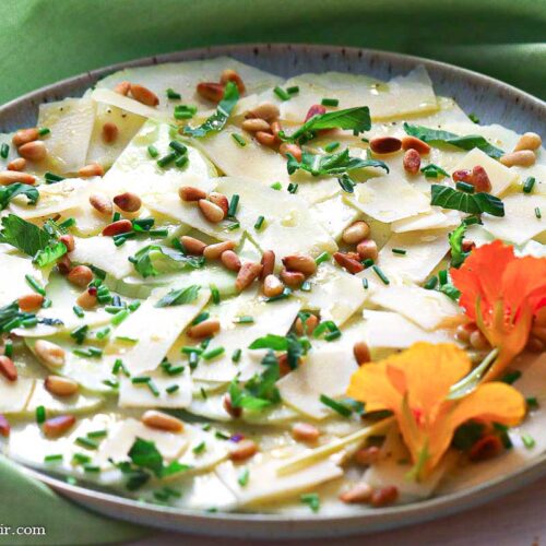 Kohlrabi-Carpaccio mit Blume auf dem Teller