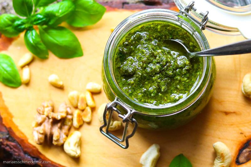 Einfaches Basilikum-Petersilien-Pesto