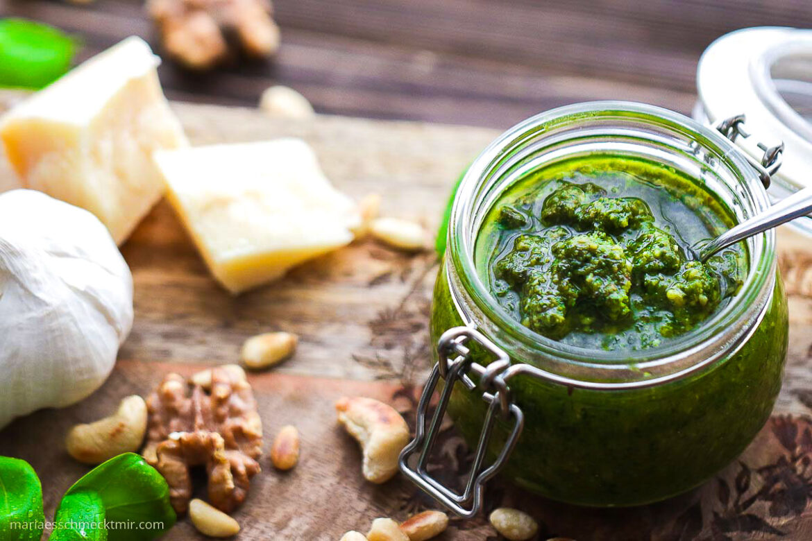 Einfaches Basilikum-Petersilien-Pesto