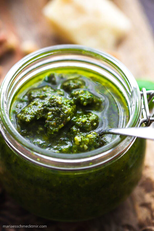 Einfaches Basilikum-Petersilien-Pesto