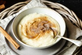 Grießbrei mit Zimt auf weißem Teller