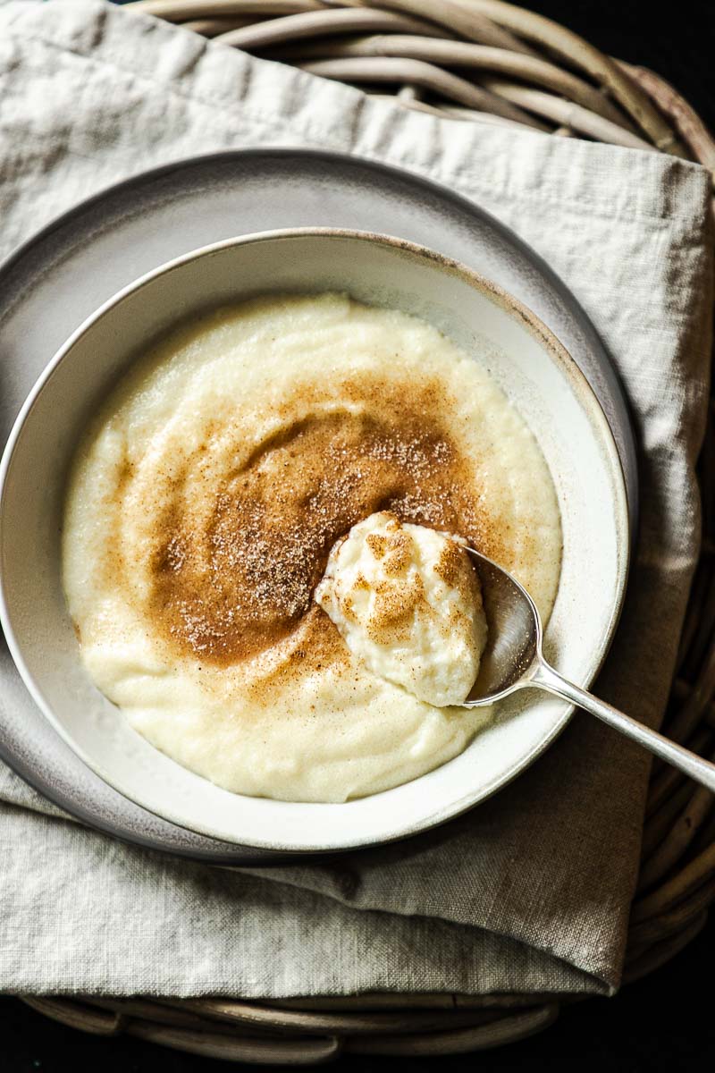 Omas Grießbrei mit Löffel