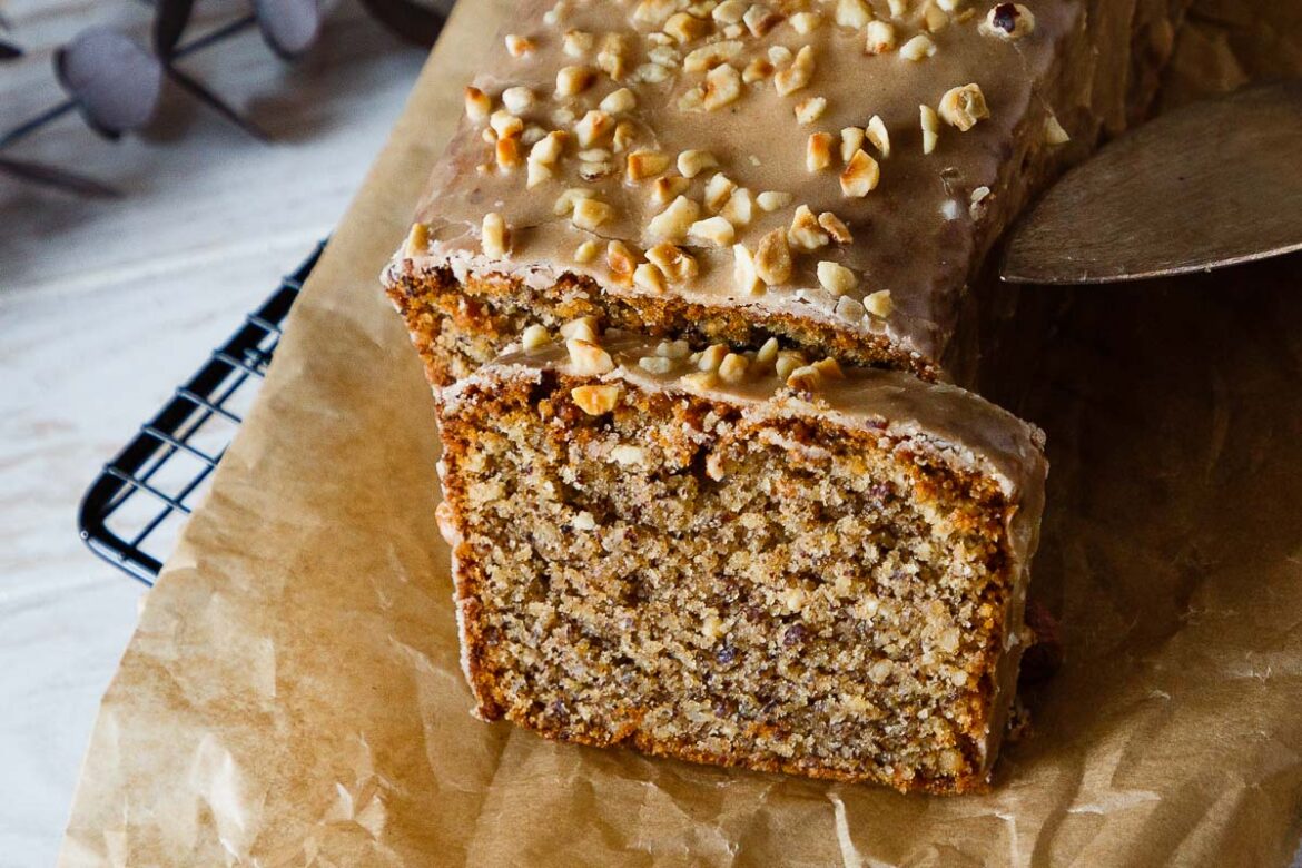 Saftiger Nusskuchen mit Zimtglasur