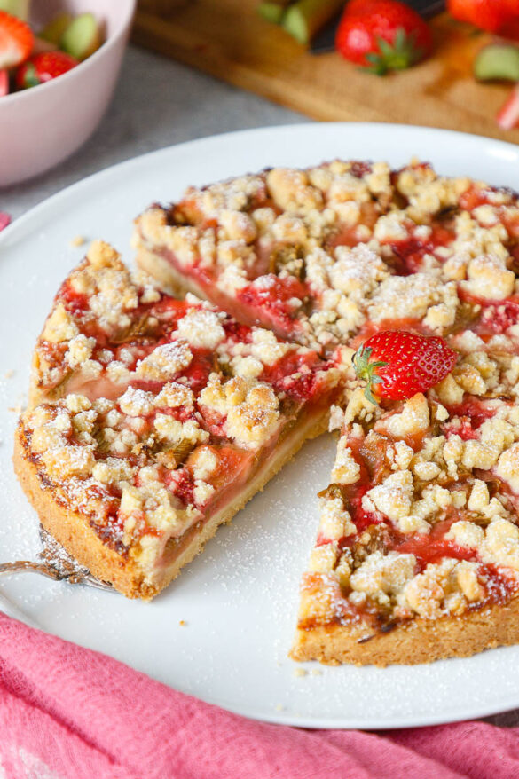 Erdbeer-Rhabarberkuchen mit Streusel