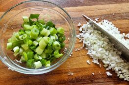 Frühlingszwiebeln schneiden für Flammkuchen mit Spargel