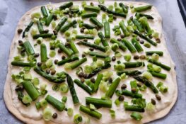 Flammkuchen mit Spargel belegen