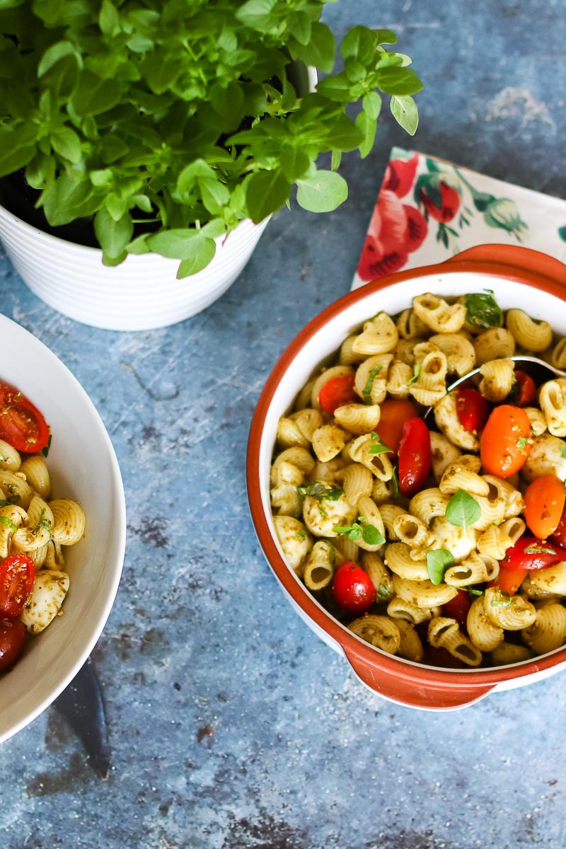 Mediterraner Nudelsalat mit Pesto