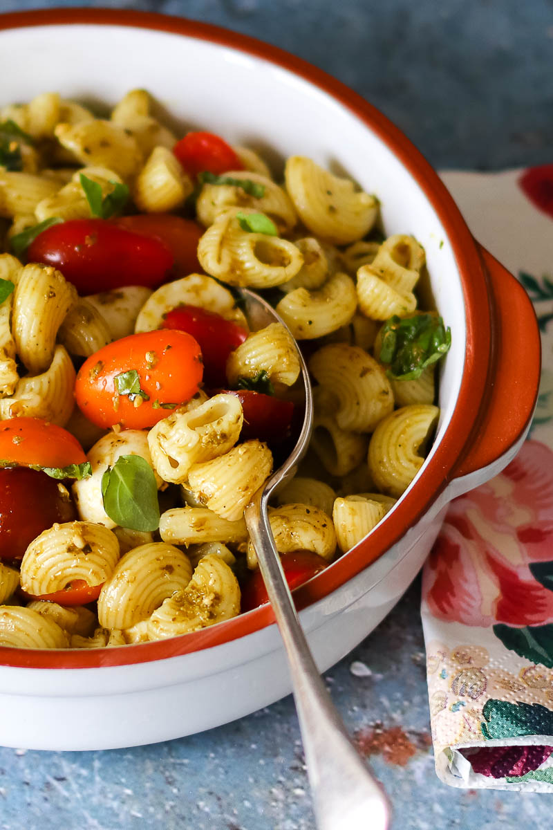 Mediterraner Nudelsalat mit Pesto