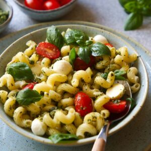 Mediterraner Nudelsalat mit Pesto