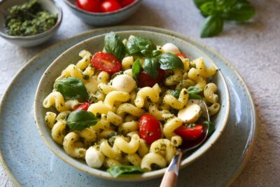 Mediterraner Nudelsalat mit Pesto