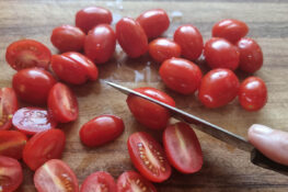 Mediterraner Nudelsalat - Tomaten schneiden