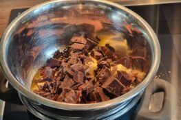 Saftiger-Schoko-Kirschkuchen - Schokolade schmelzen