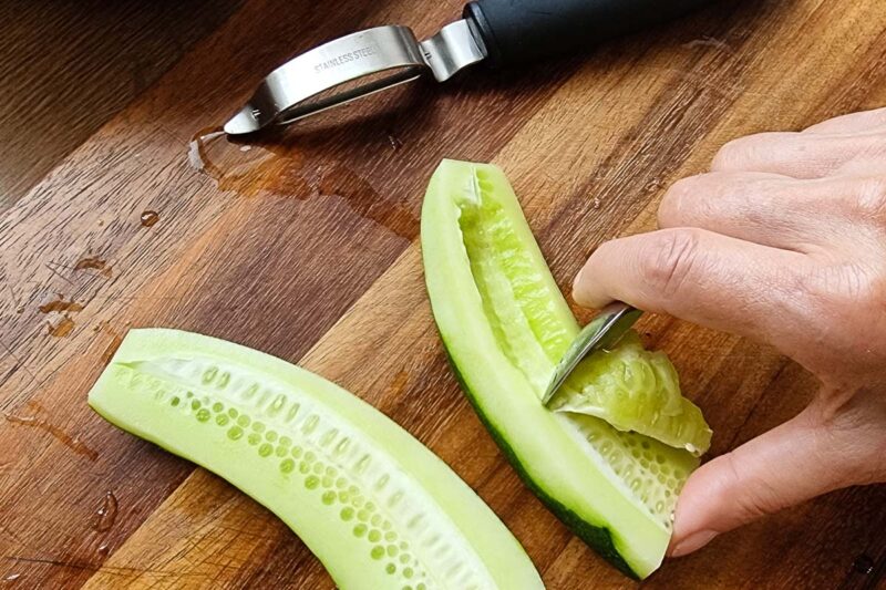 Melonensalat Gurke entkernen