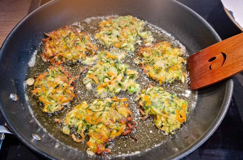 Knusprige Zucchinipuffer mit Kartoffeln