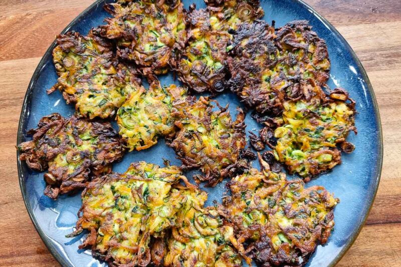 Knusprige Zucchinipuffer mit Kartoffeln