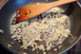 Zwiebeln werden gedünstet für den Kartoffelsalat