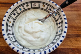 Griechischer Kartoffeltopf mit Zucchini - Feta-Dip