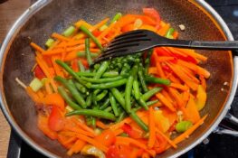 Gemüse braten für die chinesische Gemüsepfanne
