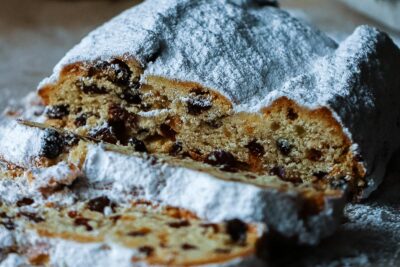 Dresdner Christstollen angeschnitten