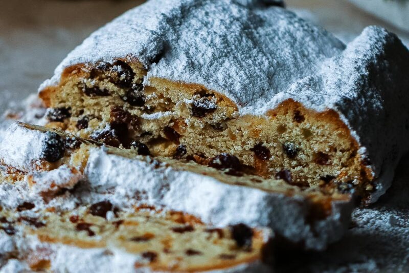 Dresdner Christstollen angeschnitten