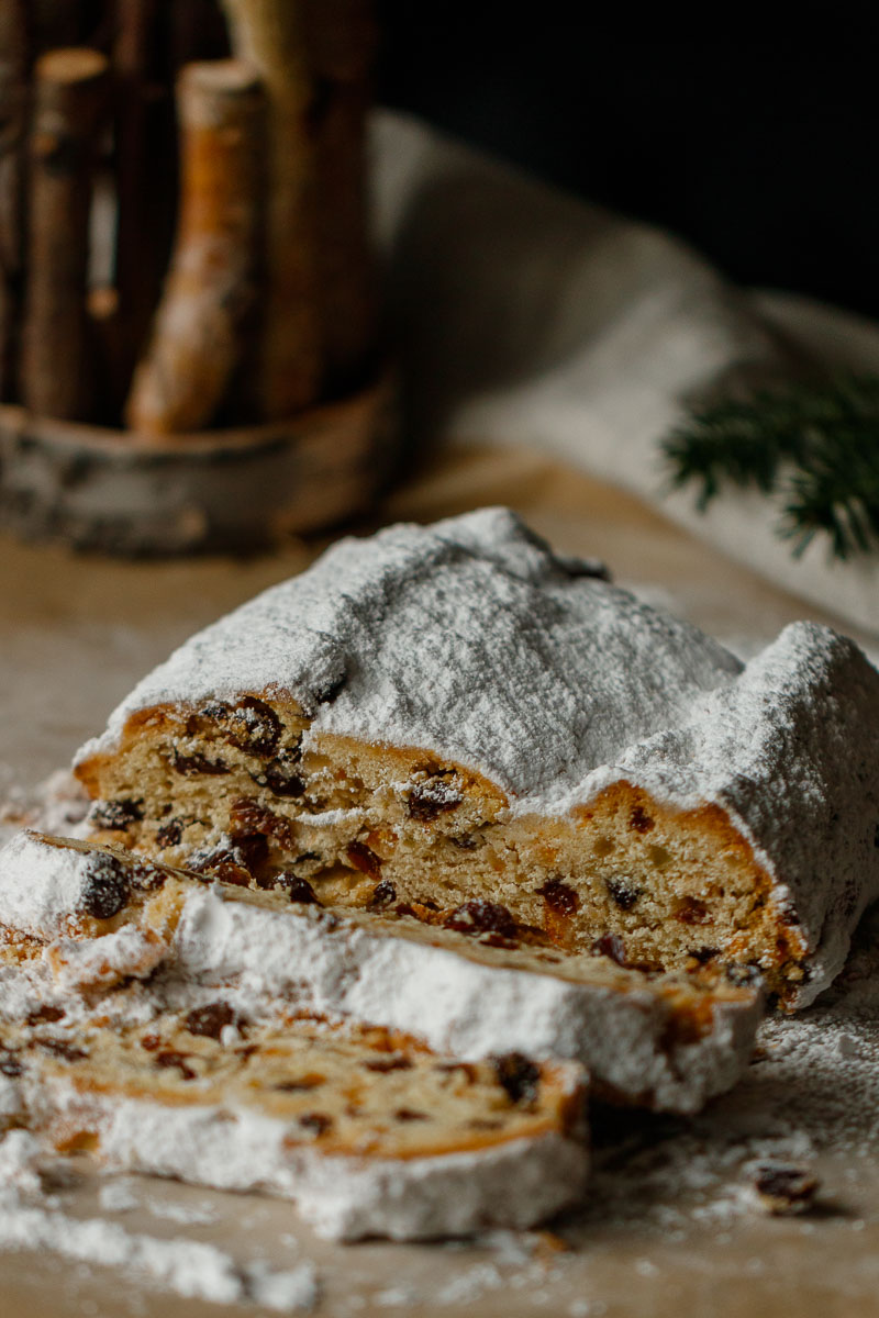 Angeschnittener Dresdner Christstollen auf dem Tisch