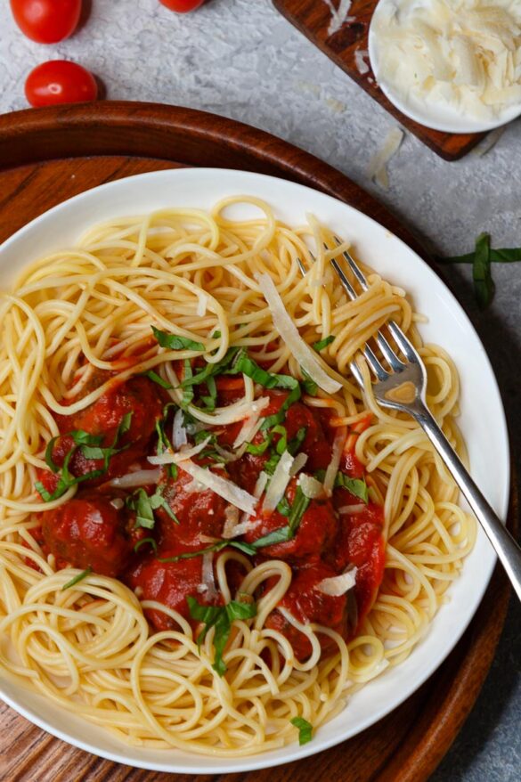 Spaghetti mit Hackbällchen in fruchtiger Tomatensoße