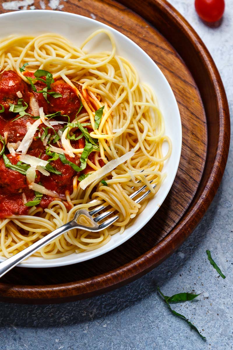 spaghetti mit hackbällchen in tomatensoße