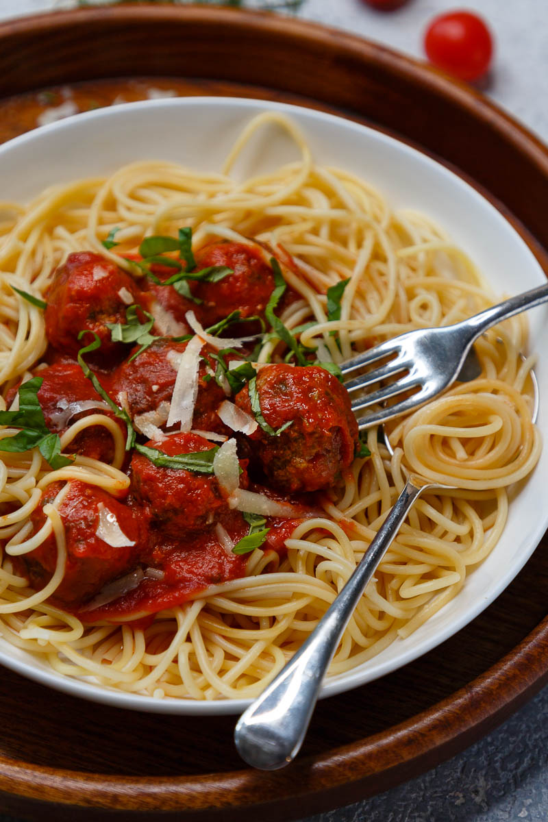 spaghetti mit hackbällchen in tomatensoße