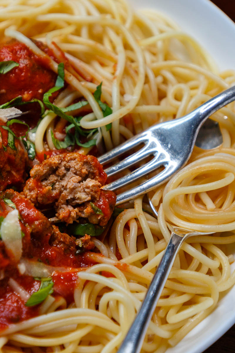 spaghetti mit hackbällchen in tomatensoße