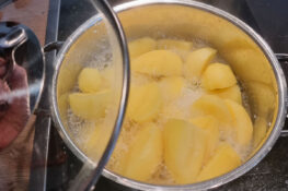 Kartoffel kochen für das Kartoffelpüree