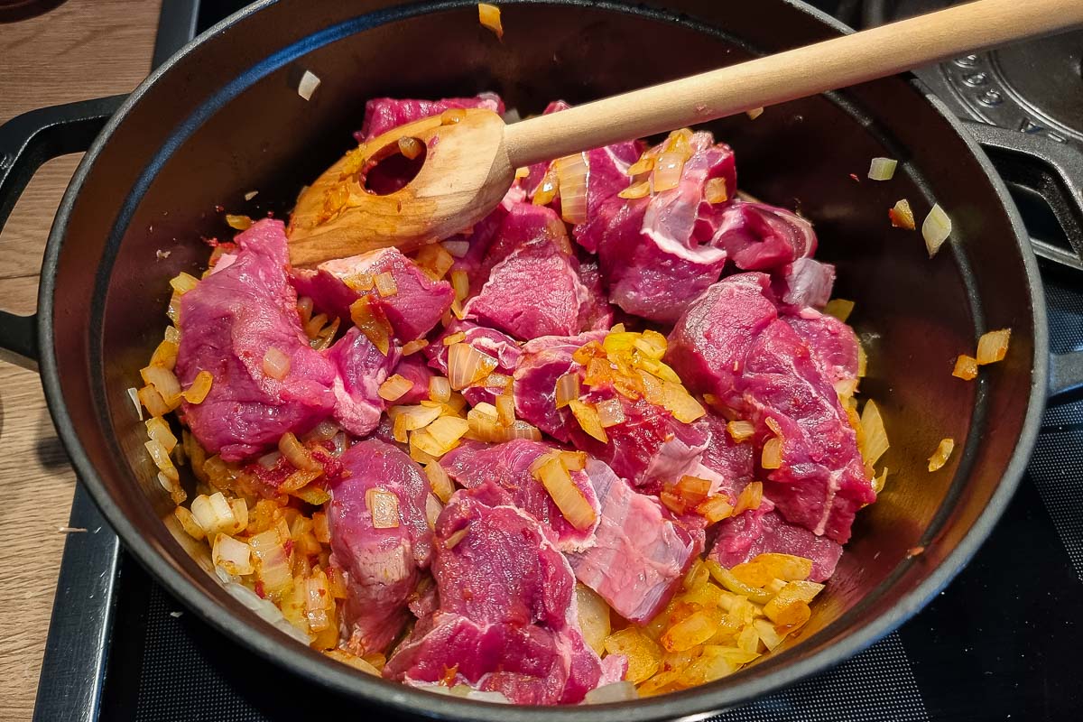 Rindergulasch mit Rotwein zart & saftig