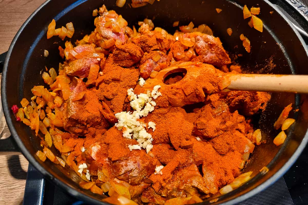 Rindergulasch mit Rotwein zart & saftig