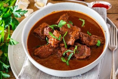 Rindergulasch mit Rotwein