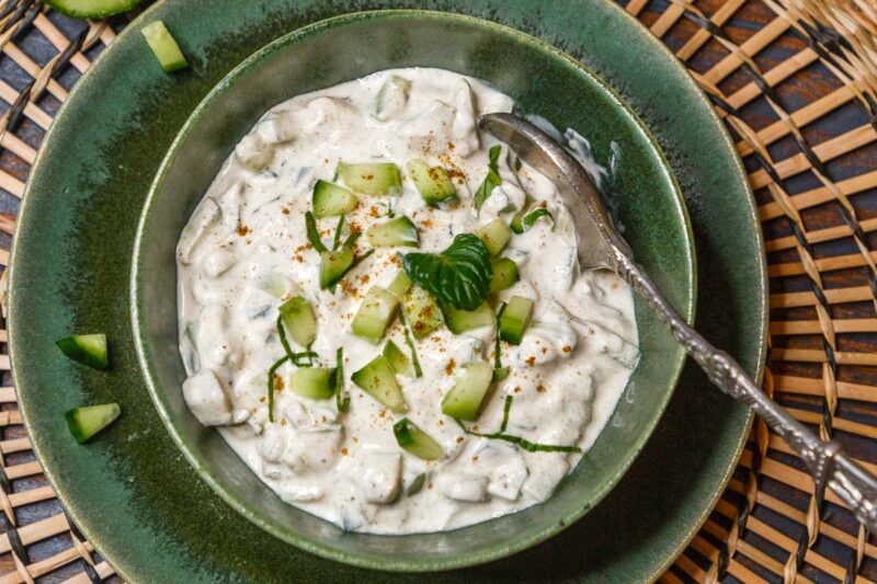 Raita – Indischer Joghurt Dip mit Minze